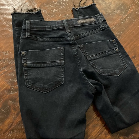 Black Jeans Rock and Republic Skinny Distressed Size 2 - Picture 6 of 10